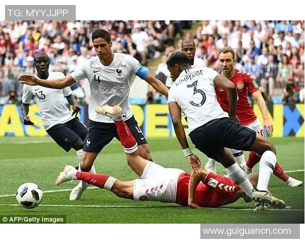 武汉足球队配合引发热议球迷对战术和默契的不同看法