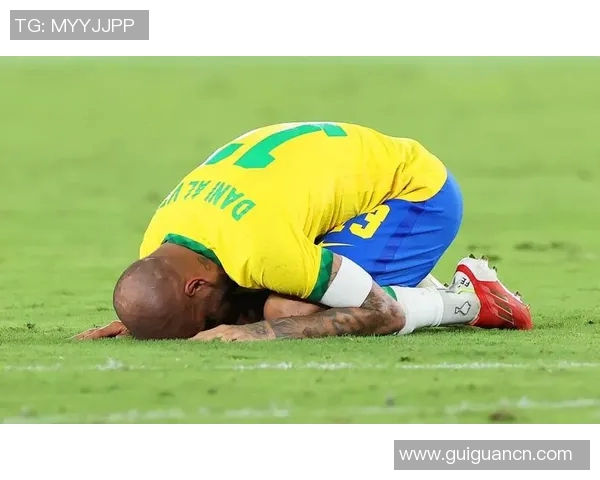 足球明星与女友的甜蜜生活揭秘:从赛场到日常的浪漫瞬间分享 足球明星与女友的甜蜜生活揭秘:从赛场到日常的浪漫瞬间分享