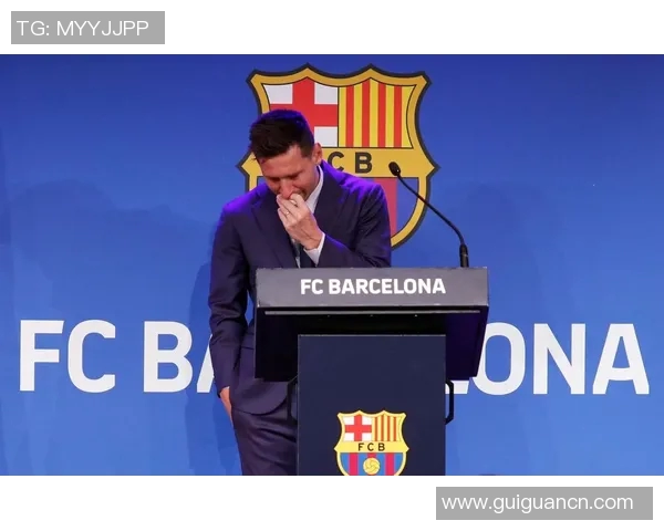 足球明星泪洒赛场瞬间展现脆弱一面引发球迷共鸣与感动 足球明星泪洒赛场瞬间展现脆弱一面引发球迷共鸣与感动